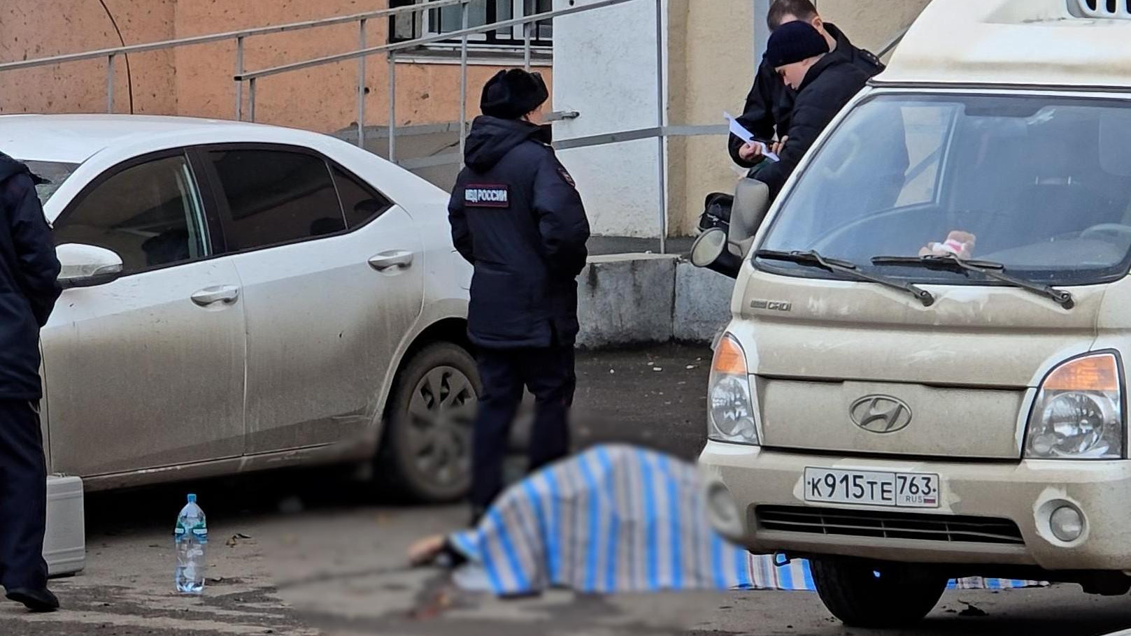 На Балаковской упал с высоты человек: видео