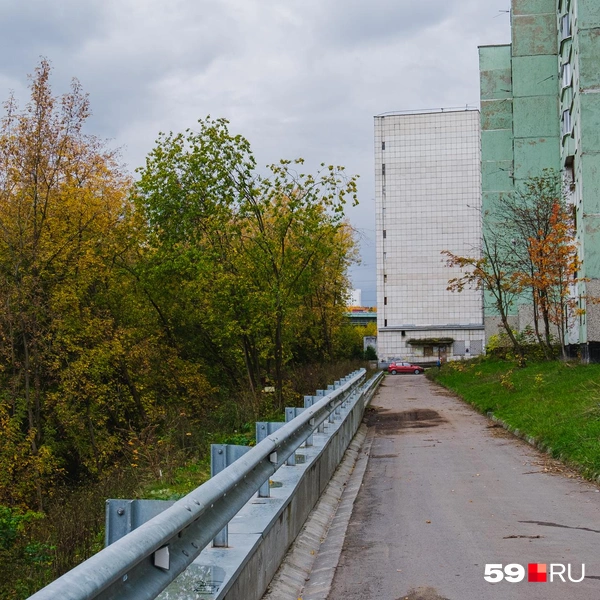 Возле дома в 2023 году укрепили склон и сделали пожарный проезд  | Источник: Тимофей Калмаков / 59.RU 