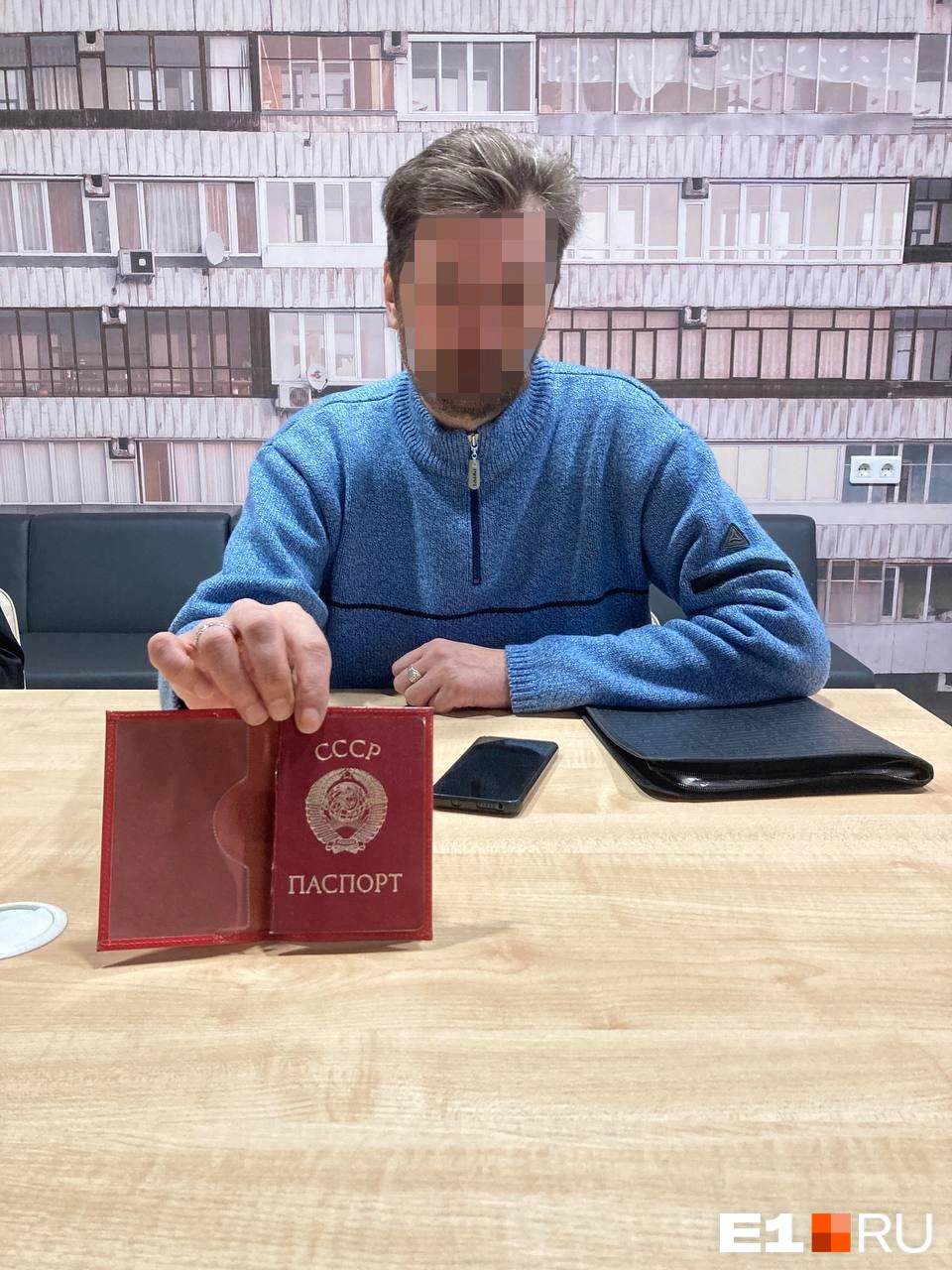 Дмитрий не смог убедить маму, что ей нужно поменять документ | Источник: Елена Панкратьева / E1.RU