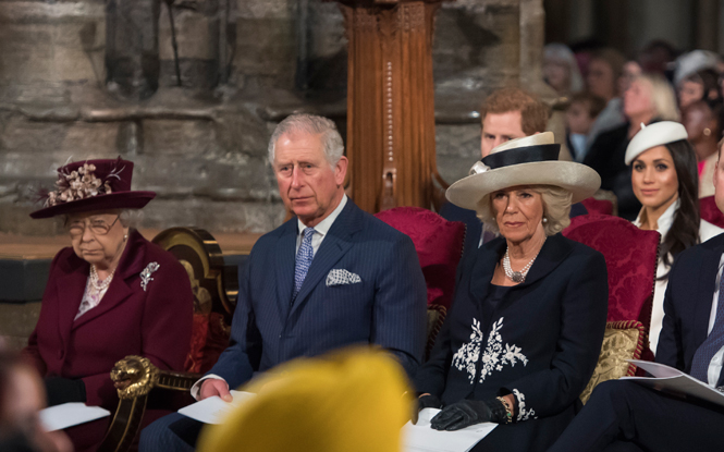 Фото №4 - Много чести: как и зачем Елизавета II заботится о Меган Маркл