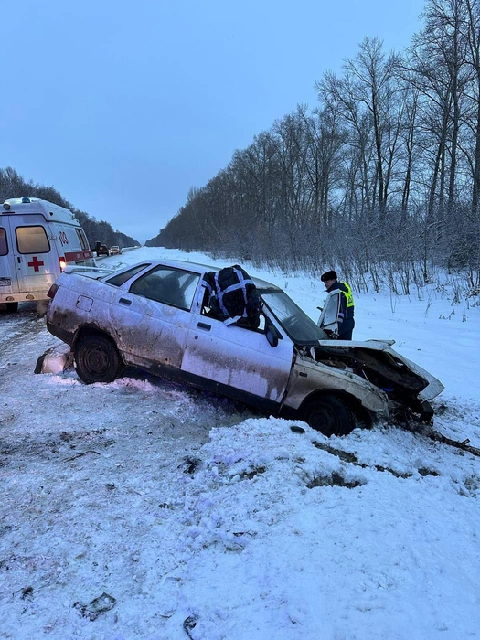 Водителя вызволяли из салона спасатели | Источник: ГКУ СО ЦЕНТР ПО ДЕЛАМ ГО, ПБ и ЧС