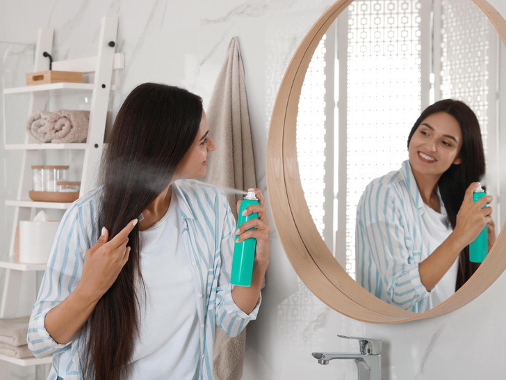 Как пользоваться сухим шампунем, чтобы волосы дольше оставались чистыми — вы всю жизнь делали это неправильно