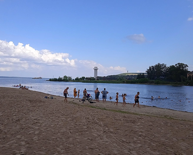 Городской пляж благоустроен, но вода не очень чистая | Источник: Дмитрий Сильнов / 173. RU