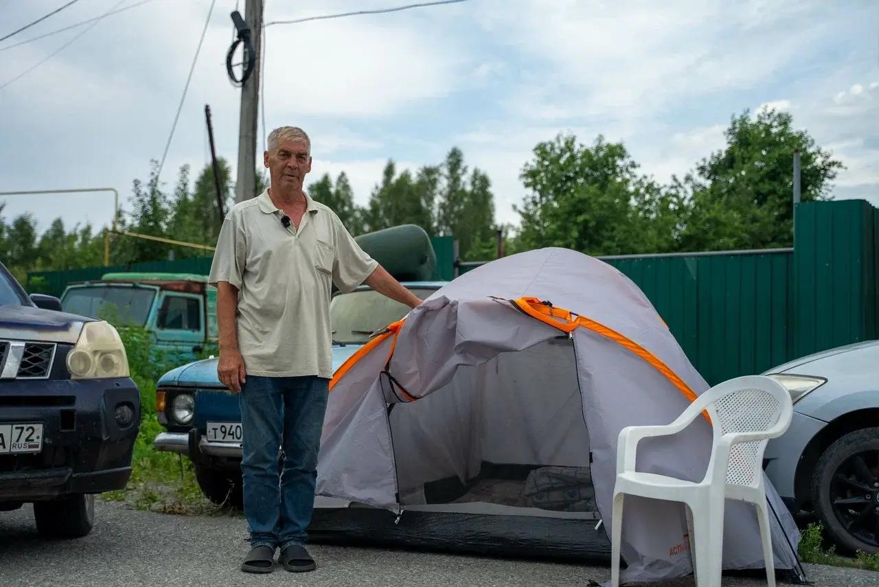«Помыться хожу в пруд». Отец троих детей живет в палатке: его выгнали из дома, который он строил 15 лет