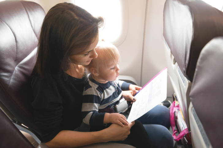 Пилот назвал два работающих способа, как успокоить младенца в самолете