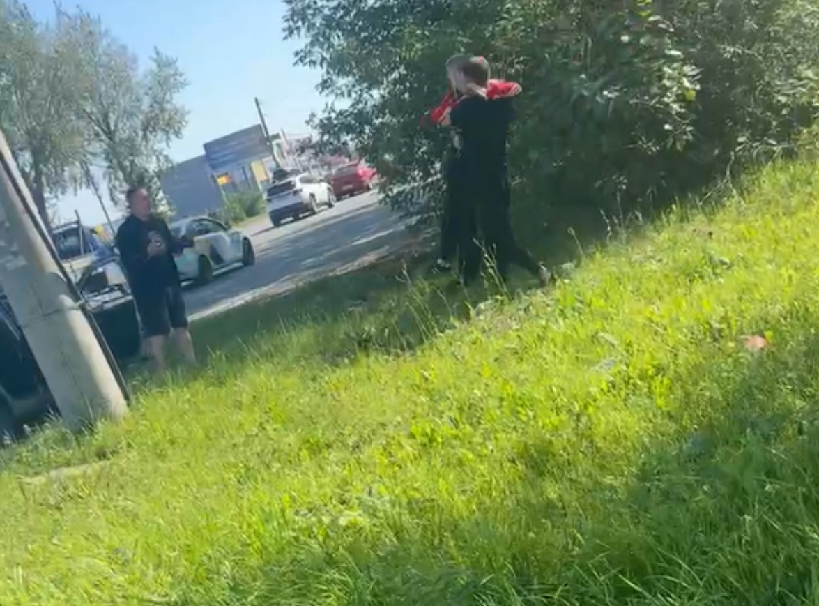 «Крича, бежала через дорогу»: в Челябинске девушку поймали и силой засунули в машину на глазах прохожих