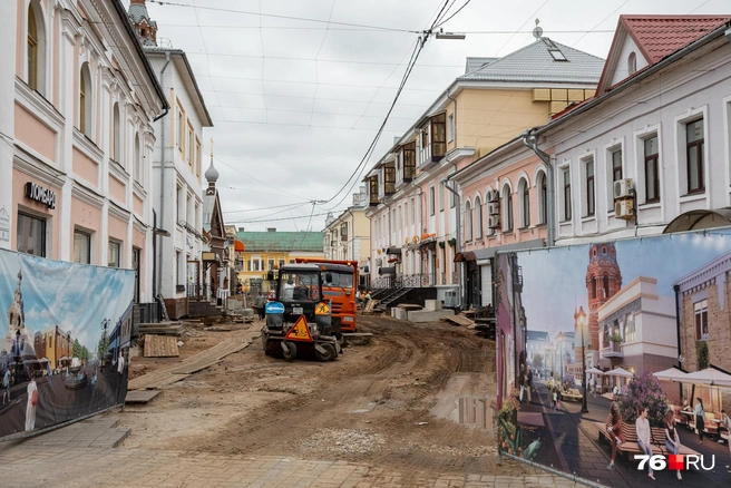 Плакаты с визуализацией планируемого благоустройства на входе в переулок со стороны улицы Кирова | Источник: Александр Куренной / 76.RU