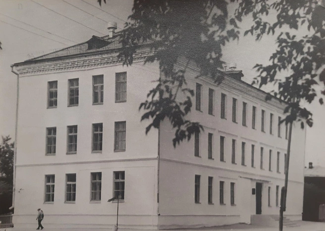Поликлиника на ул. Кравченко в 1975 году | Источник: Комитет по делам архивов Курганской области / Vk.com