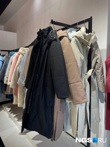 Широкий ассортимент пуховиков и курток в разных оттенках | Источник: Алена Золотухина / NGS.RU