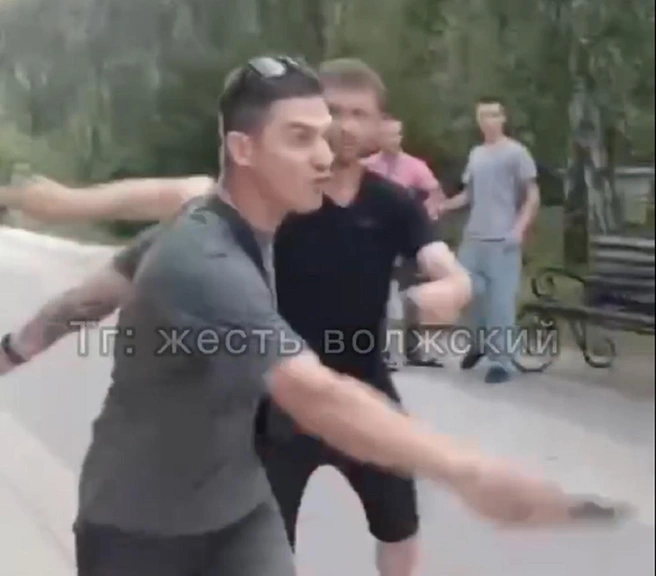 Мужчину задержали и увезли в полицию | Источник: «Жесть.Волжский» / T.me