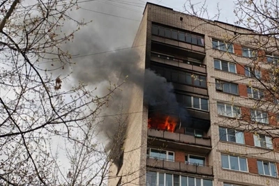 Толпа помогала пожарным расчистить путь к горящей квартире