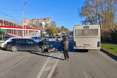 Автобус с пассажирами попал в ДТП на Вторчермете