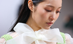 Блузы с бантами — главный тренд 2022 с Недели моды в Сеуле