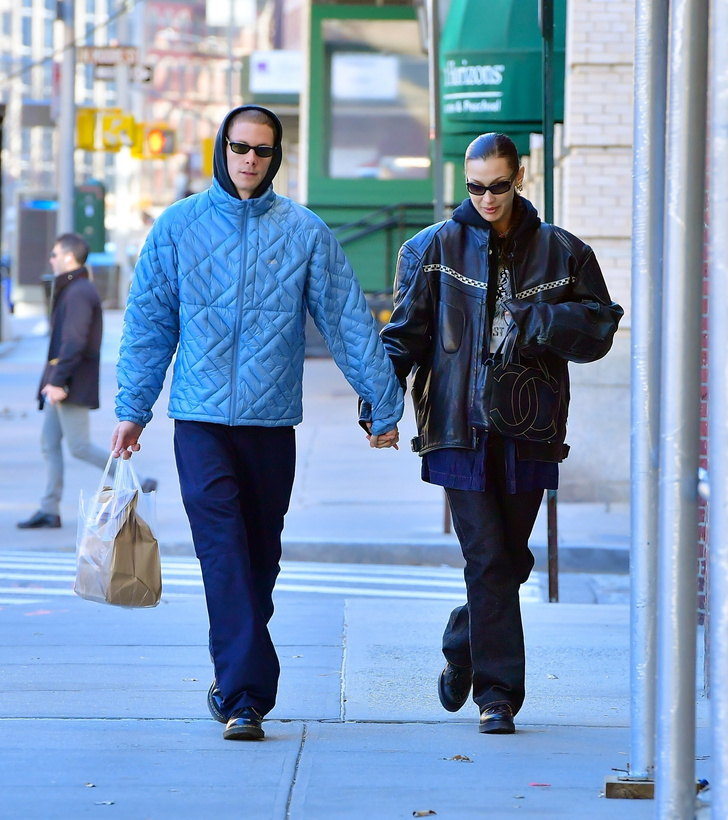 Брутальная и влюбленная: Белла Хадид в байкерской куртке Chanel гуляет с Марком Калманом