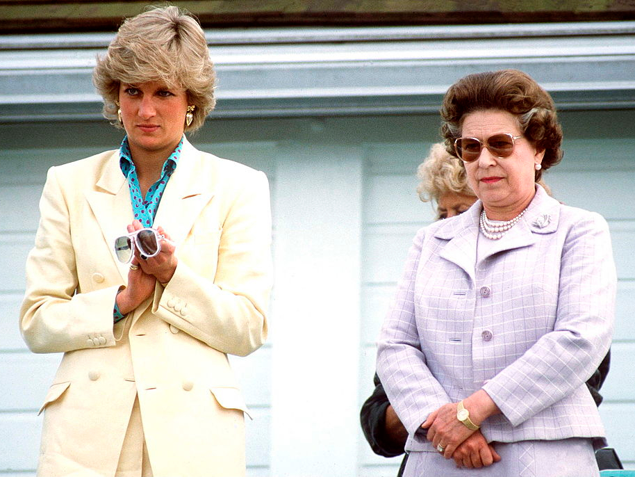 Принцесса Диана и Елизавета II в поло-клубе, Виндзор, май 1987 | marieclaire.ru