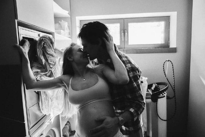 Козловский и Акиньшина объявили о рождении сына черно-белой фотосессией | Источник: danilakozlovsky, akinshok2013 / Instagram (экстремистская организация, деятельность запрещена на территории РФ)