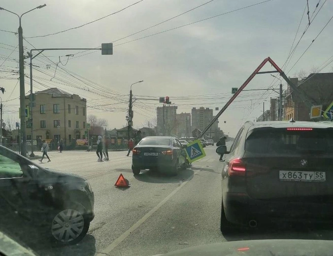 Светофор упал прямо на проезжавшую по дороге машину | Источник: «Аварийный Омск» / T.me