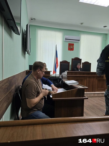 Адвокат потерпевших Игорь Максимов сидел рядом с гособвинителем | Источник: Семен Коротов-Майбах / 164.RU
