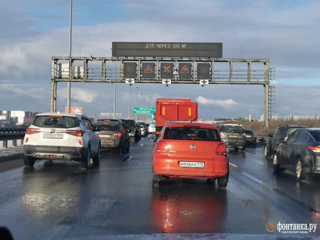 Петербуржцы томятся в пробке на КАД и считают аварии — их минимум 11, одна почти на три десятка машин | Источник: «Фонтанка.ру»