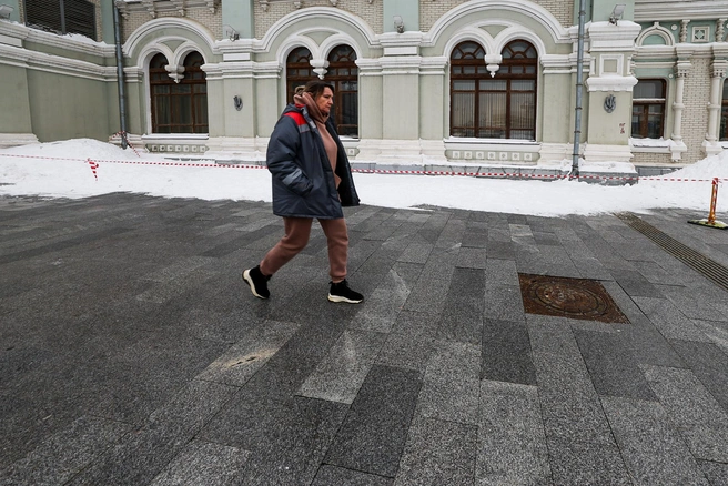 Периодически рижский вокзал патрулирует строгая сотрудница РЖД | Источник: Артем Устюжанин / MSK1.RU
