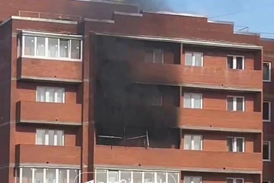 В Красноярске горит квартира на Калинина — видео