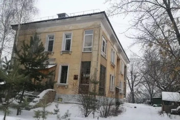 Так территория дома выглядела до перестройки | Источник: «ДомКлик» / novosibirsk.domclick