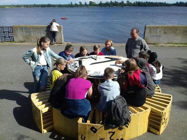 Организаторы запаслись разнообразными играми, но самой большой популярностью игры пользуются у детей | Источник: Набережная в Кировском районе Камские огни / vk.com