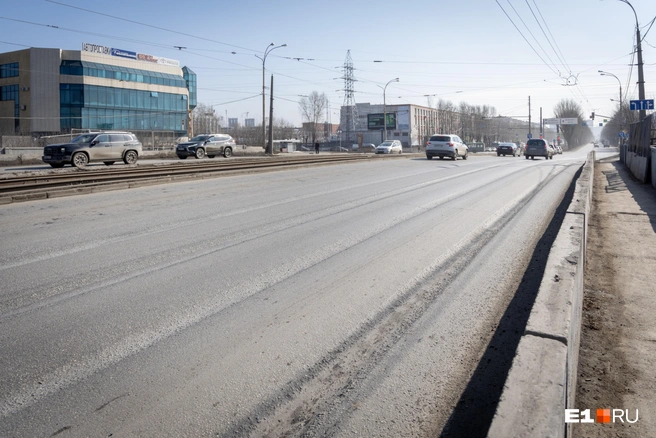 Суровые колеи на проспекте Космонавтов. Ремонт проведут от Машиностроителей до Турбинной | Источник: Владислав Лоншаков / E1.RU