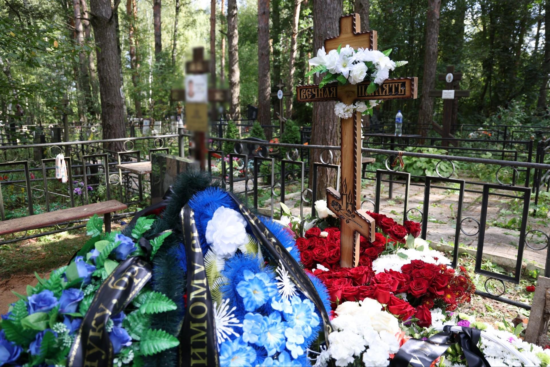 «Любимому сыночку от мамы и папы»: в Подмосковье похоронили мальчика, зарезанного школьницами ради забавы
