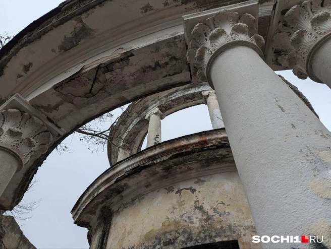 Равнодушие&nbsp;— самый едкий растворитель. Оно разъедает память быстрее, чем дожди и морозы | Источник: Оксана Витязь / SOCHI1.RU