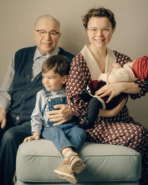 Евгений Петросян в свои 78 лет вновь стал отцом: как выглядит его молодая жена?