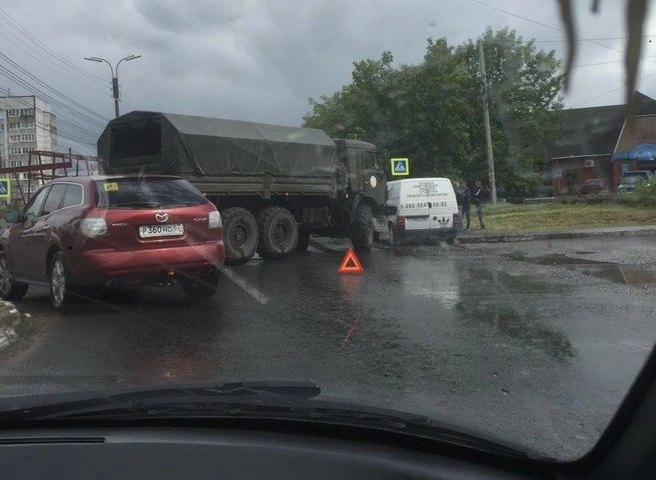Фото: попавший в ДТП военный КАМАЗ перекрыл улицу Зубковой | ya62.ru