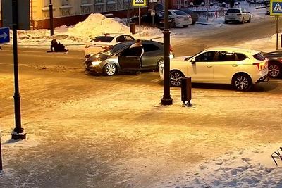 Woman dragged several meters in Tyumen central accident video