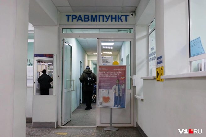 Очередь в травмпункт вытянулась вплоть до выхода из отделения | Источник: Алексей Волхонский / V1.RU