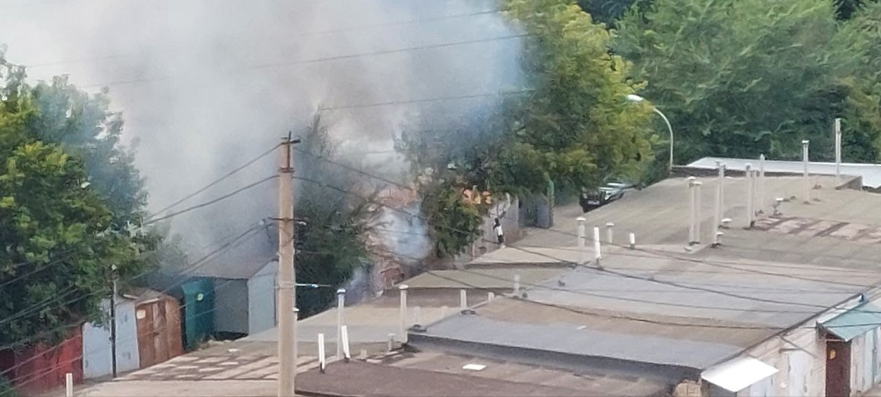 В Волгограде тушат пожар в гаражном кооперативе в пойме Царицы