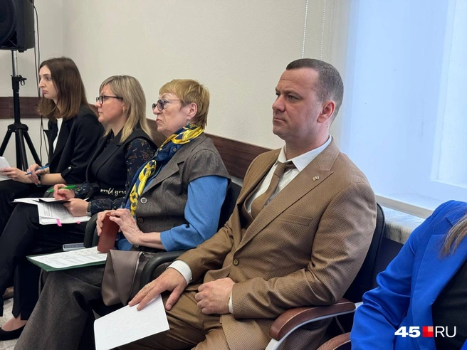Алексей Кондратьев занял место в зале. В руках лист, перевернутый текстом вниз | Источник: Юлия Король