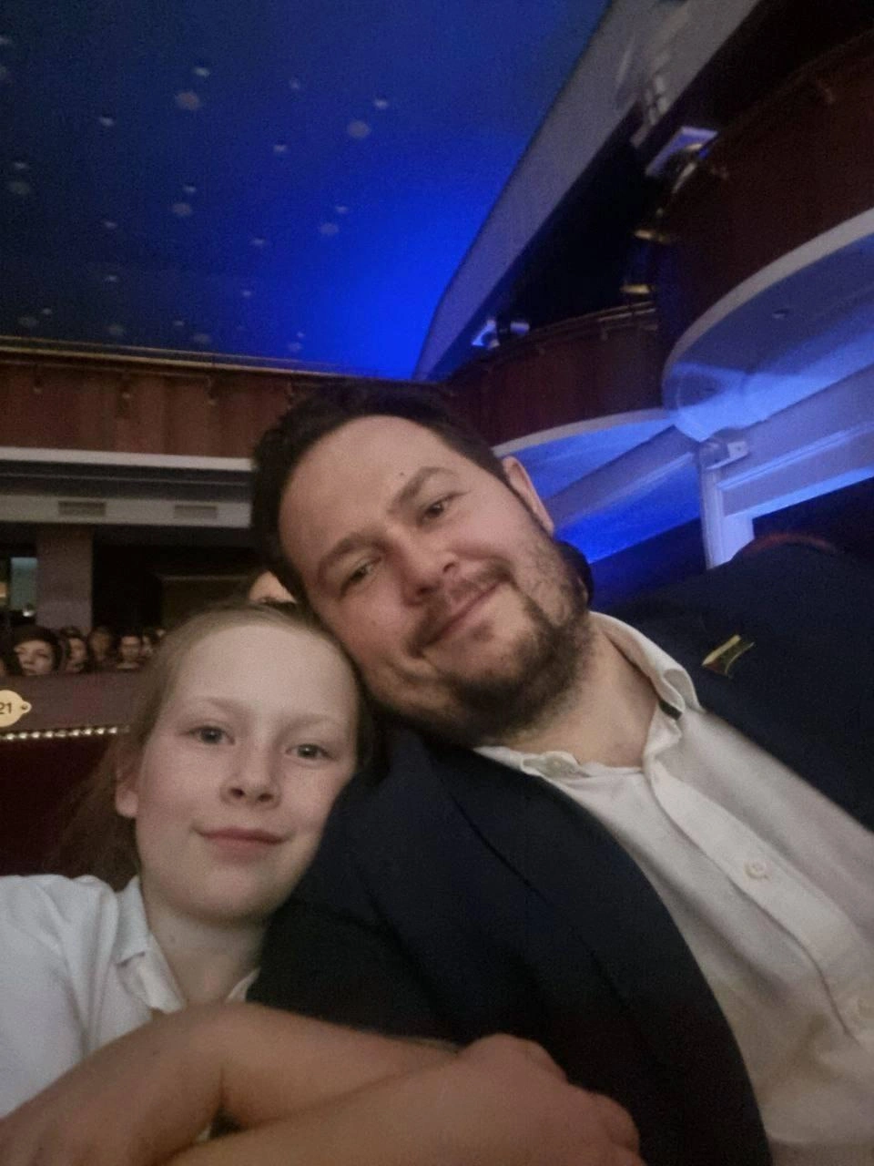 Глеб Трубин вместе со старшей дочерью на концерте пианиста Дениса Мацуева. Девочка тоже увлекается игрой на фортепиано | Источник: Глеб Трубин / Vk.com
