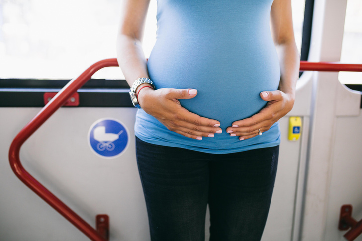 «Место уступили только один раз — это была женщина»: 10 вещей, которые больше всего раздражают беременных