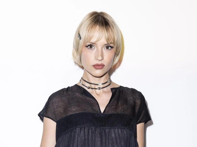 Что нужно знать о певице Angele — новом лице Chanel Chance и любимице Франции