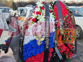 Николай Расторгуев прислал отдельный венок