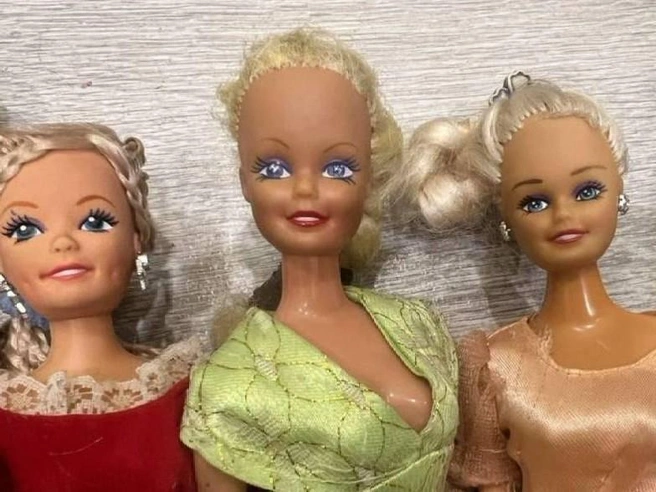 В 90-х девочки нередко играли с более дешевыми аналогами Барби | Источник: Настасья Медведева