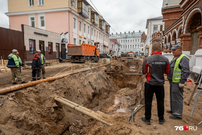 Рабочие подрядчика АО «Ярдормост» на объекте благоустройства | Источник: Александр Куренной / 76.RU
