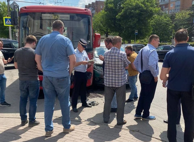 В аварии с маршруткой в центре Рязани пострадали два человека | ya62.ru