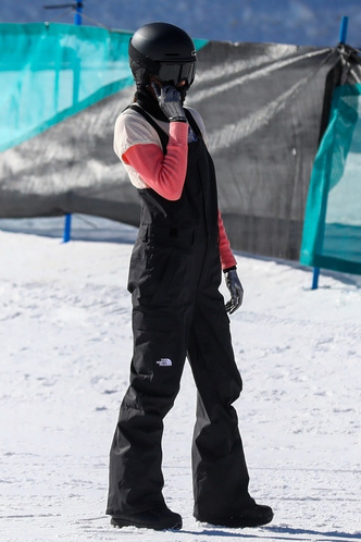 Кендалл Дженнер показала, как выглядит самый стильный горнолыжный костюм для зимних развлечений
