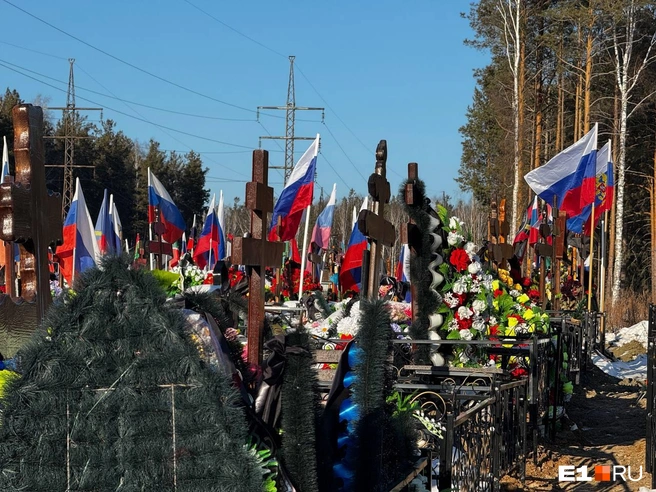 Могила Яна находится рядом с Аллей Славы, где покоятся погибшие участники СВО  | Источник: читатель E1.RU 