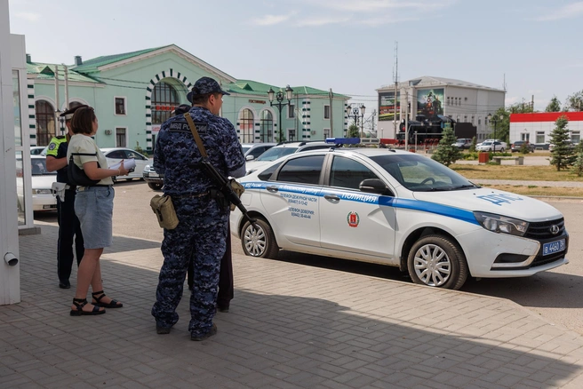 Вооруженные патрули в те дни можно было встретить по всему Петрову Валу | Источник: Алексей Волхонский / V1.RU