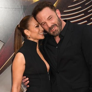 Бен Аффлек съехал от Дженнифер Лопес и больше не носит обручальное кольцо