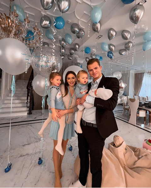 Самые сладкие моменты! Анастасия Костенко и Дмитрий Тарасов устроили для сына первую фотосессию