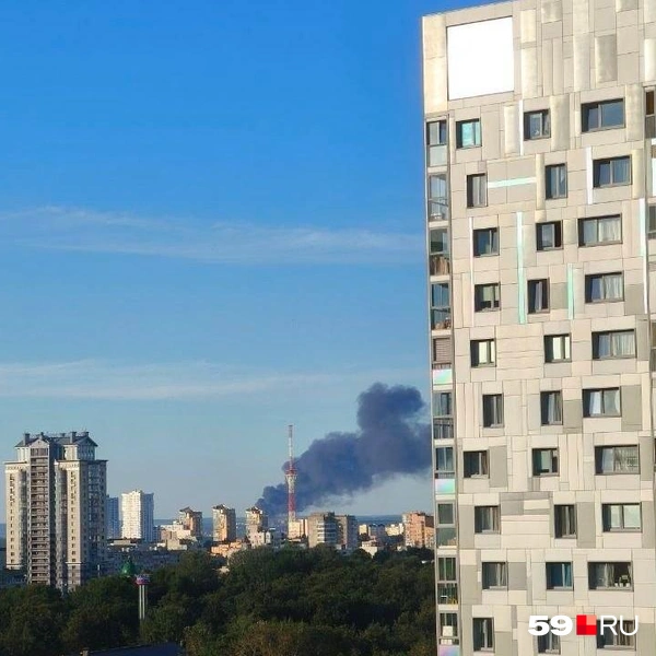 Дым видно даже в центре | Источник: читатель 59.RU