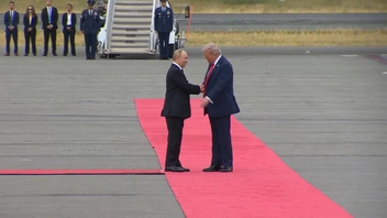 Первое рукопожатие Владимира Путина и Дональда Трампа после долгого перерыва